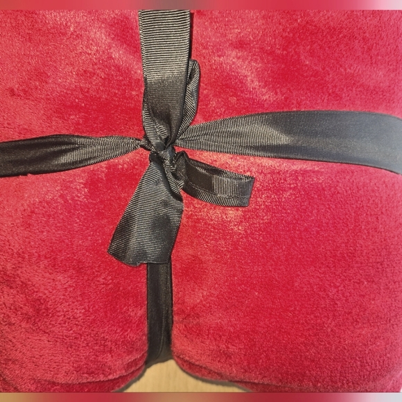 Traditional Twin Super Soft Fleece Plush Red Blanket - Picture 3 of 3